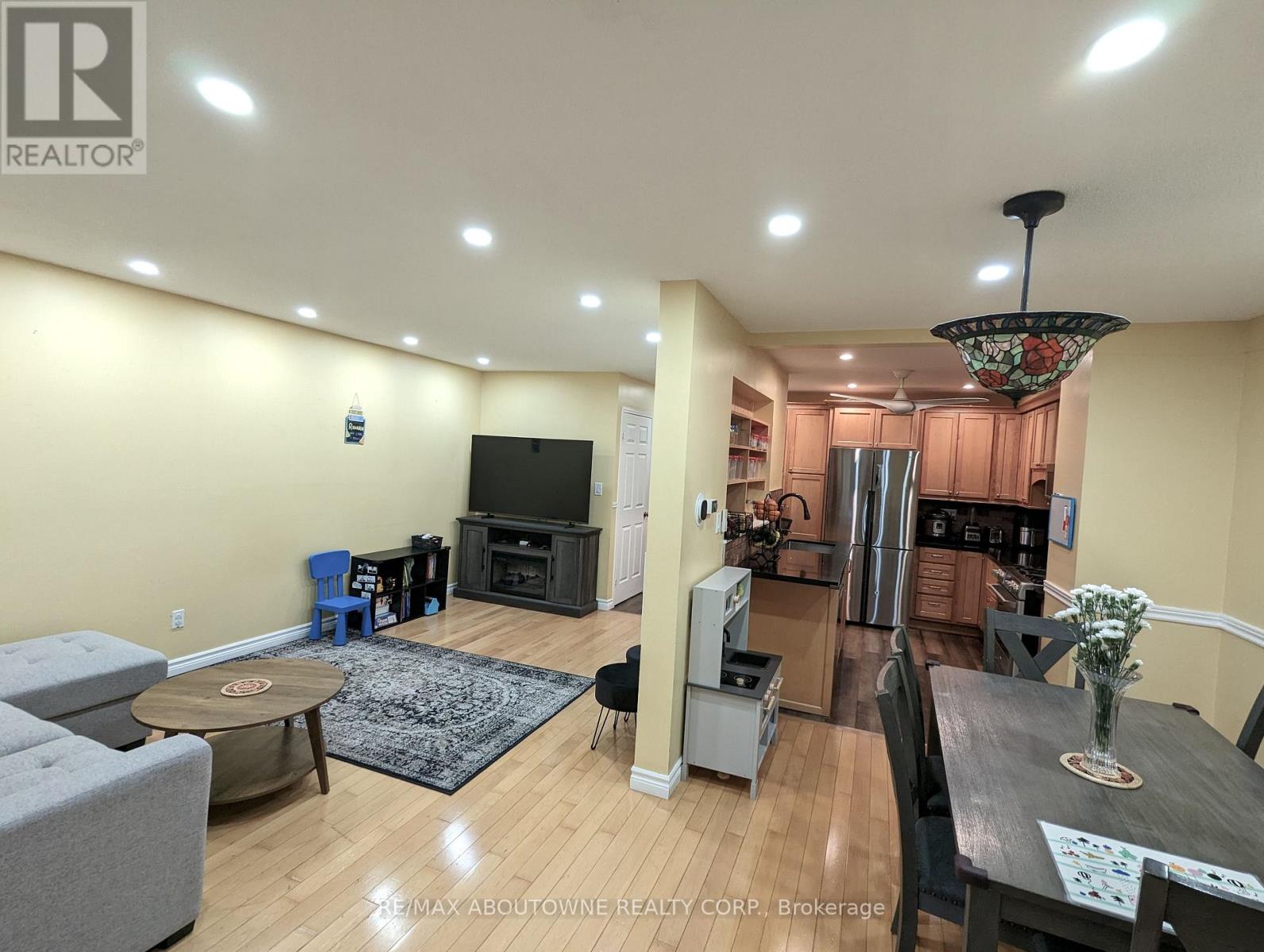 66 - 1 Royalwood Court, Hamilton (Stoney Creek), Ontario  L8E 4Y1 - Photo 10 - X12746312