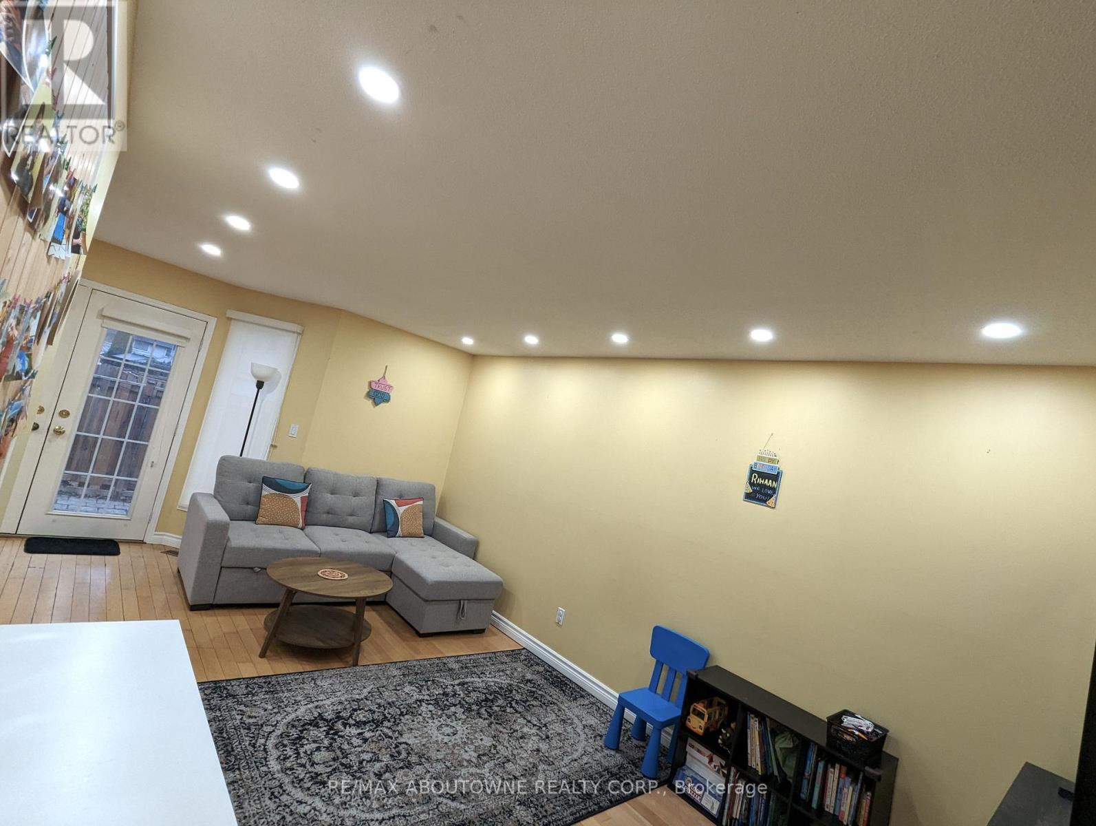 66 - 1 Royalwood Court, Hamilton (Stoney Creek), Ontario  L8E 4Y1 - Photo 8 - X12746312