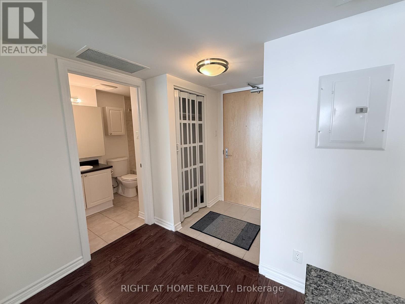 319 - 250 Lett Street, Ottawa, Ontario  K1R 0A8 - Photo 2 - X12746372