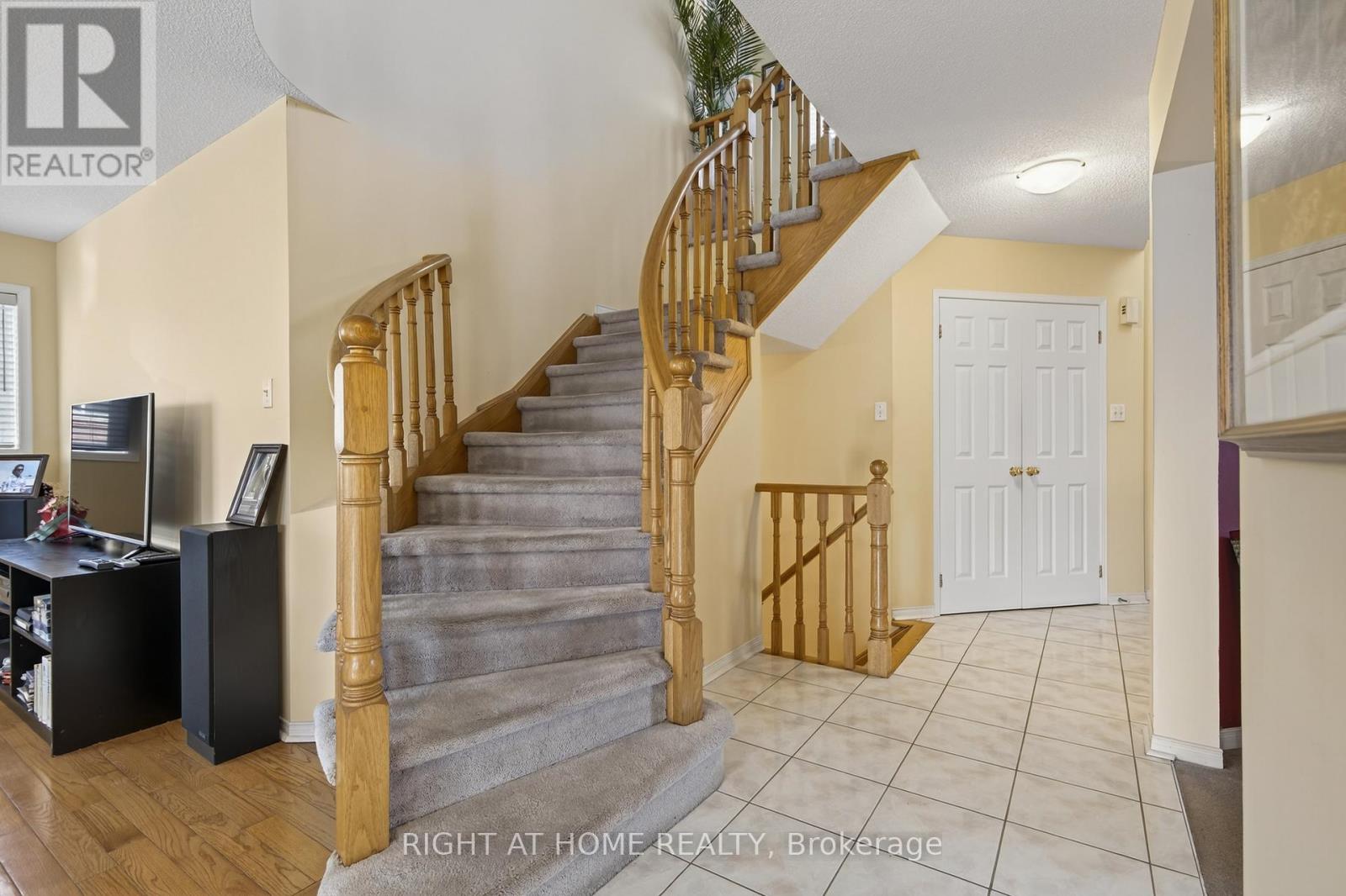 1338 Vincent Crescent, Innisfil, Ontario  L9S 1Z8 - Photo 3 - N12746342