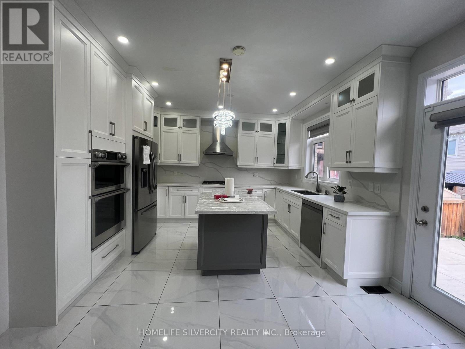 88 Roulette Crescent, Brampton, Ontario  L7A 4R6 - Photo 5 - W12746330