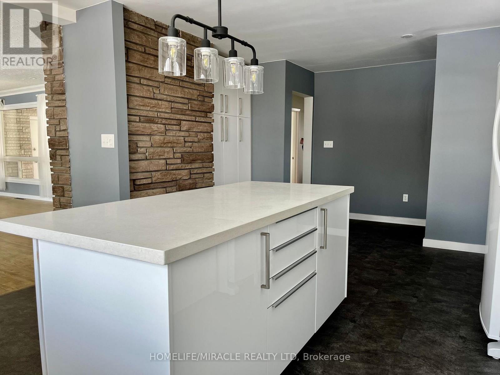 312 Grantham Avenue, St. Catharines, Ontario  L2M 5A6 - Photo 2 - X12746158