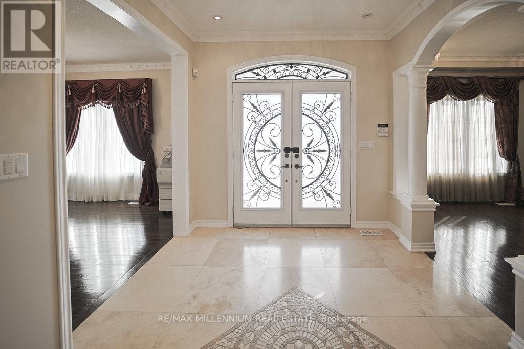 24 Prince Edward Boulevard, Brampton, Ontario  L6P 2N8 - Photo 3 - W12746392