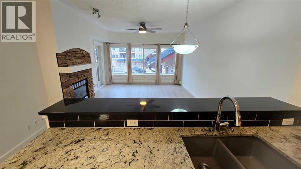201, 10 Discovery Ridge Close Sw, Calgary, Alberta  t3h 5x4 - Photo 3 - A2282388