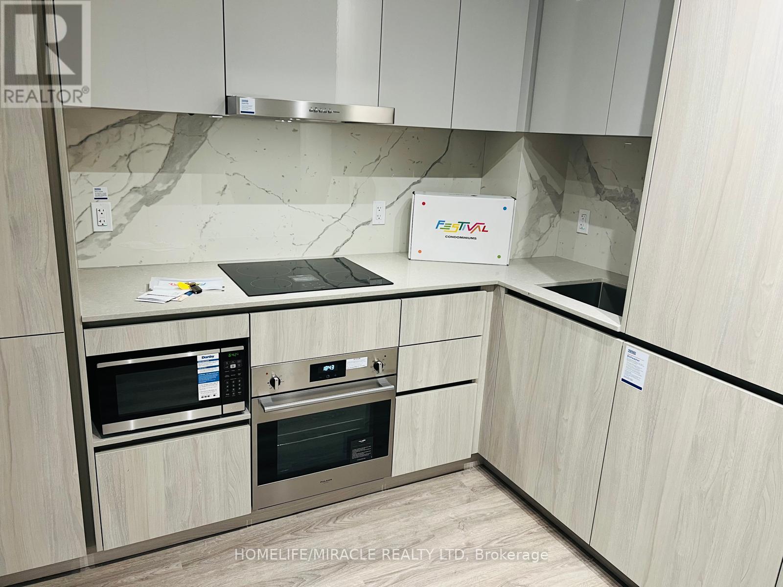 5215 - 8 Interchange Way, Vaughan, Ontario  L4K 0R2 - Photo 4 - N12746450