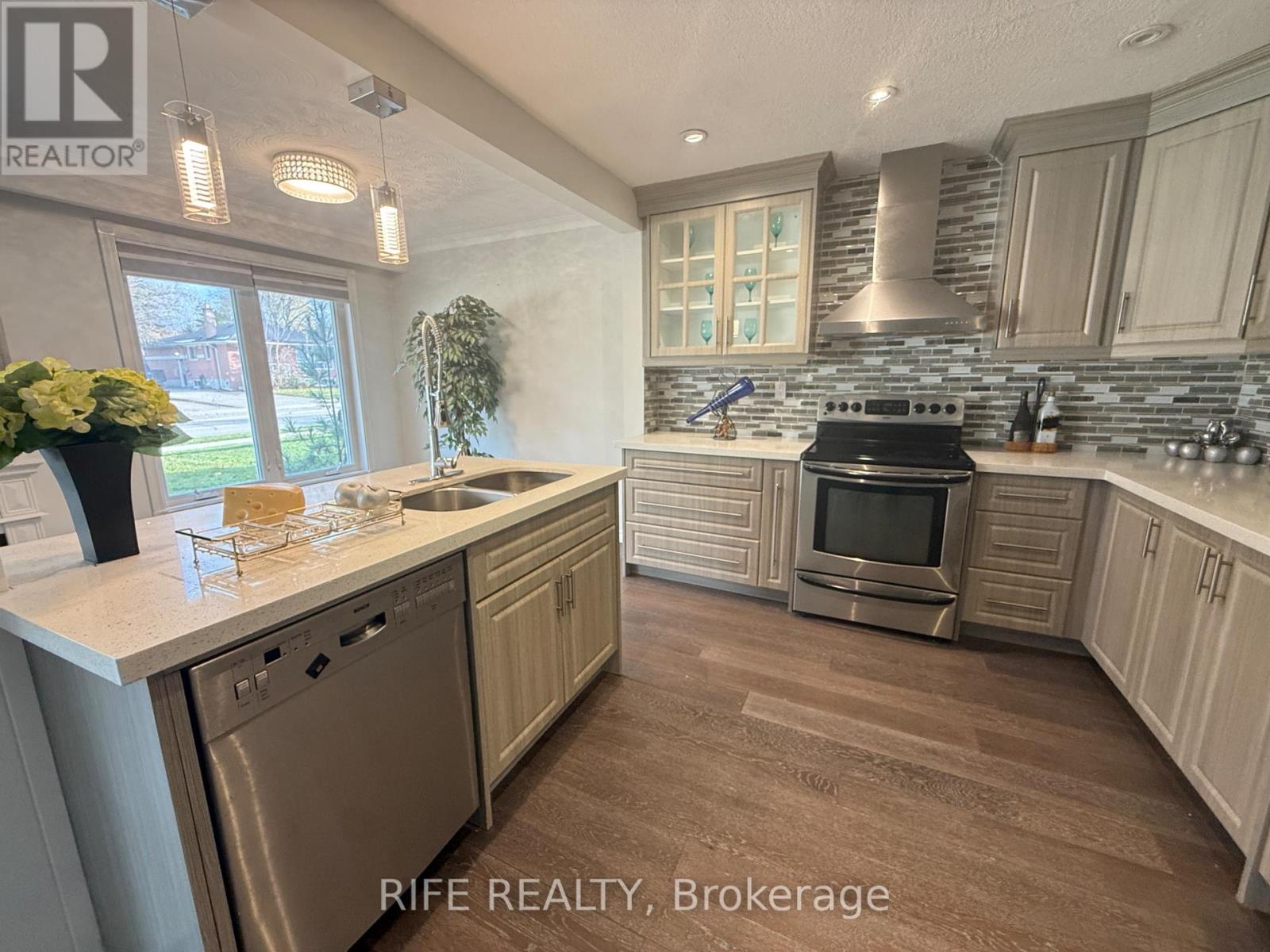 38 Aurora Heights Drive, Aurora, Ontario  L4G 2W7 - Photo 6 - N12746456