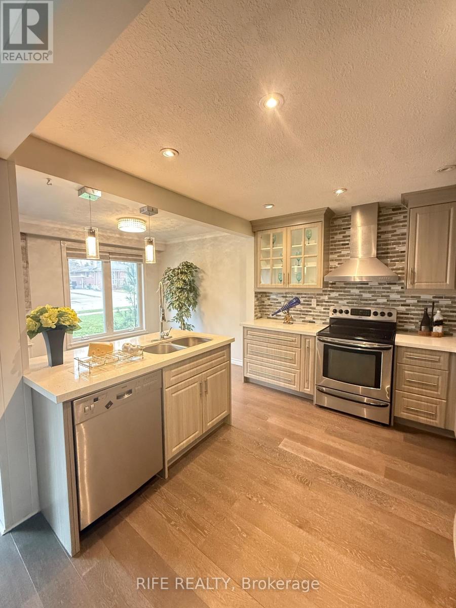 38 Aurora Heights Drive, Aurora, Ontario  L4G 2W7 - Photo 4 - N12746458