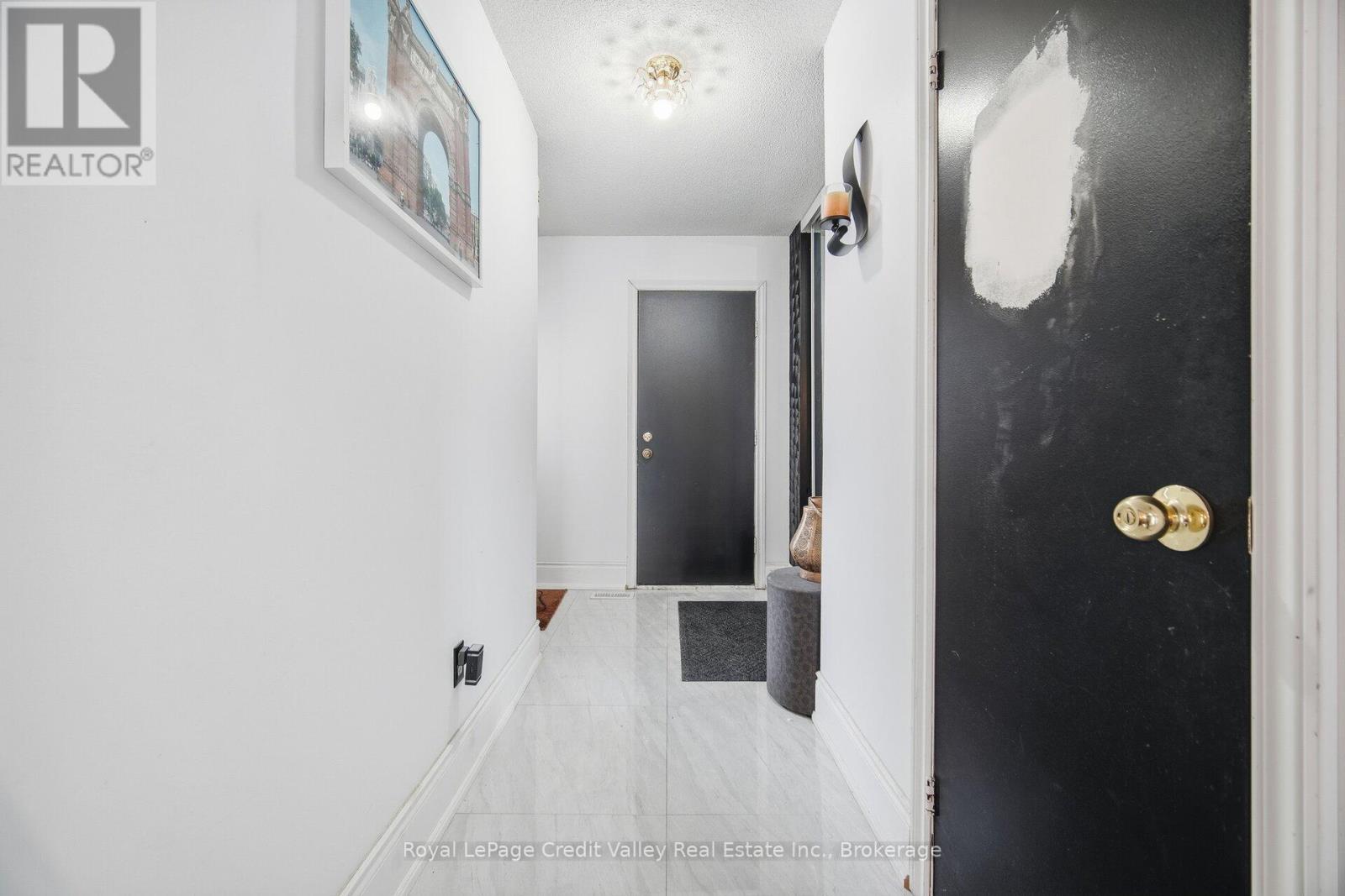 18 Silverstream Road, Brampton, Ontario  L6Z 3W5 - Photo 6 - W12746492