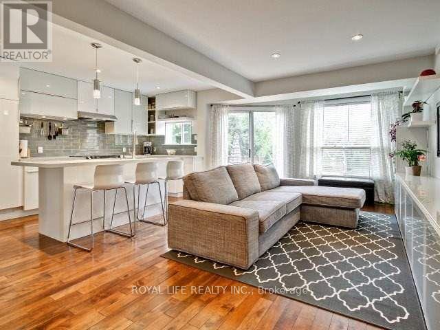 1070 Lindsay Drive, Oakville, Ontario  L6M 3B5 - Photo 6 - W12746530