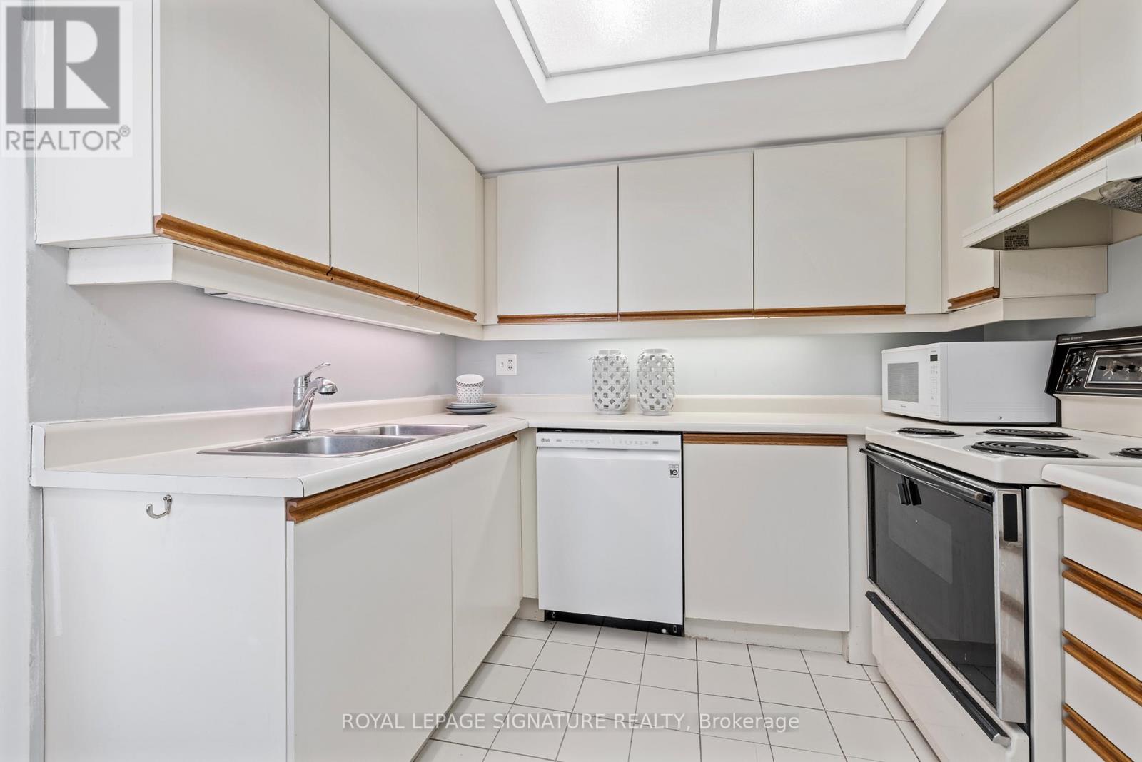 1201 - 55 Kingsbridge Garden Circle, Mississauga, Ontario  L5R 1Y1 - Photo 12 - W12746568