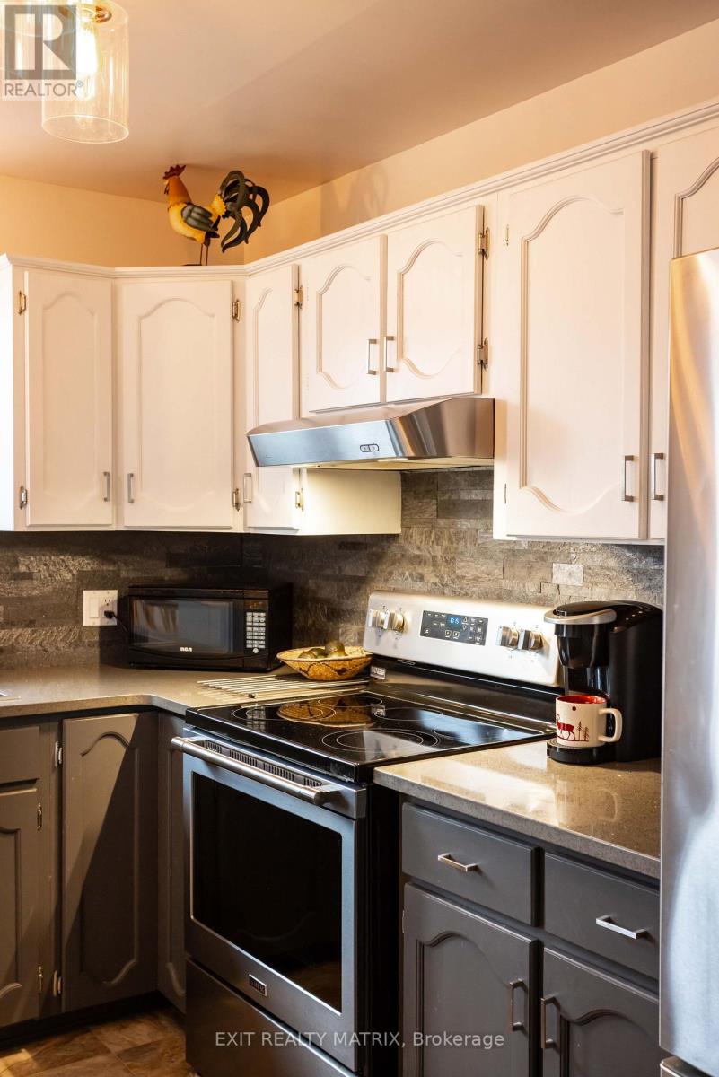 697 Omer Street, Hawkesbury, Ontario K6A 3G1 - Photo 15 - X12457785