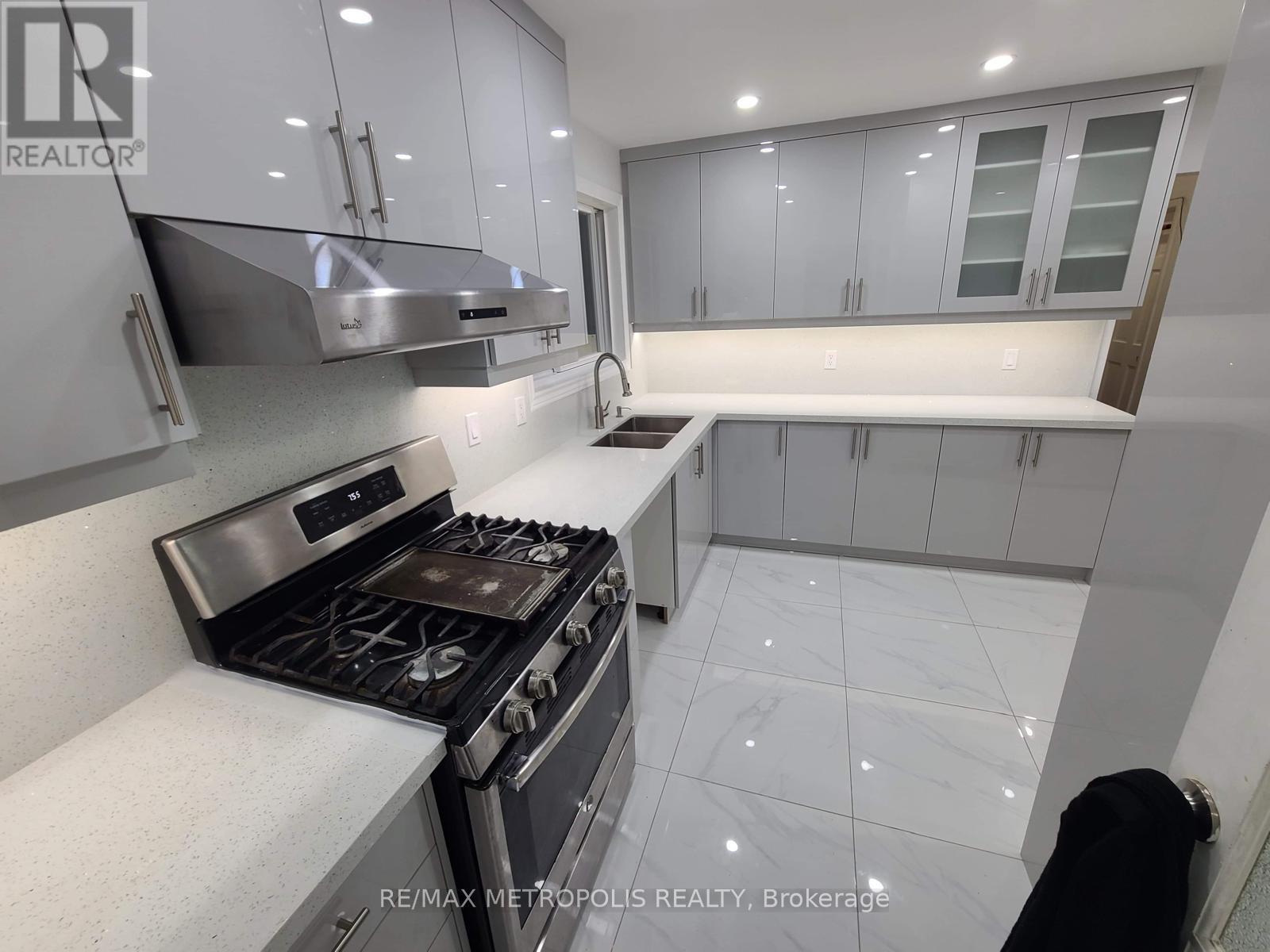 UPPER - 78 CRITTENDEN SQUARE, Toronto, Ontario