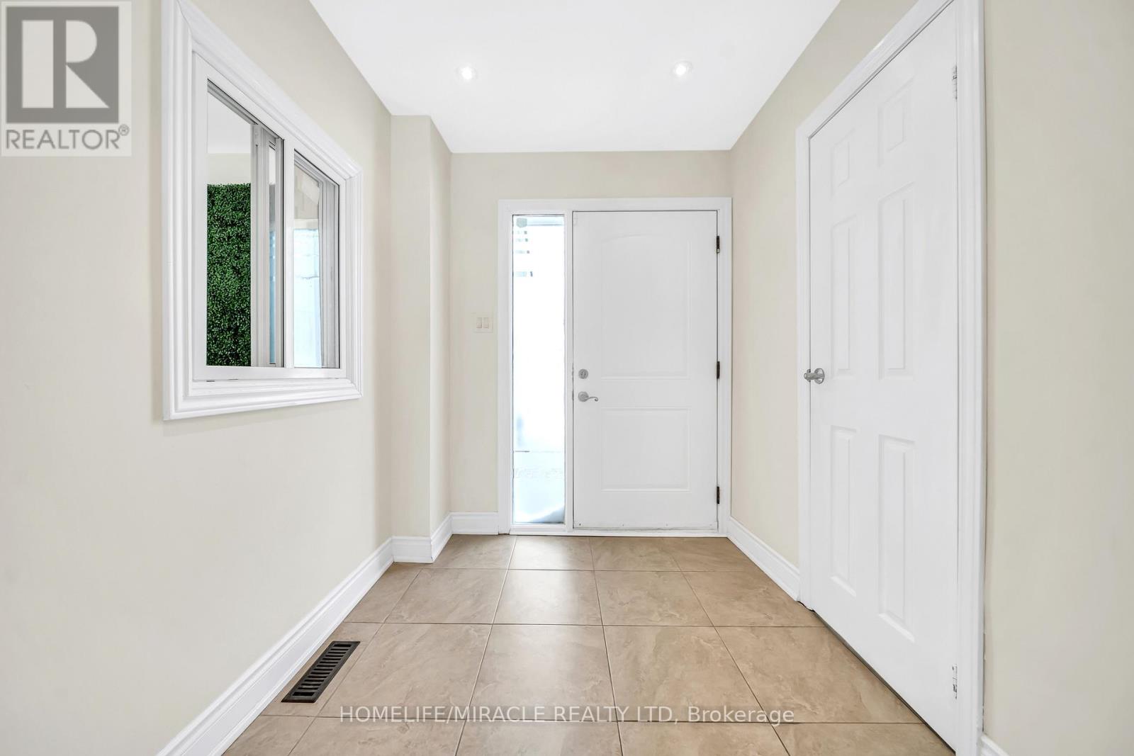 163 Beech Street, Brampton, Ontario  L6V 2Z2 - Photo 6 - W12746608