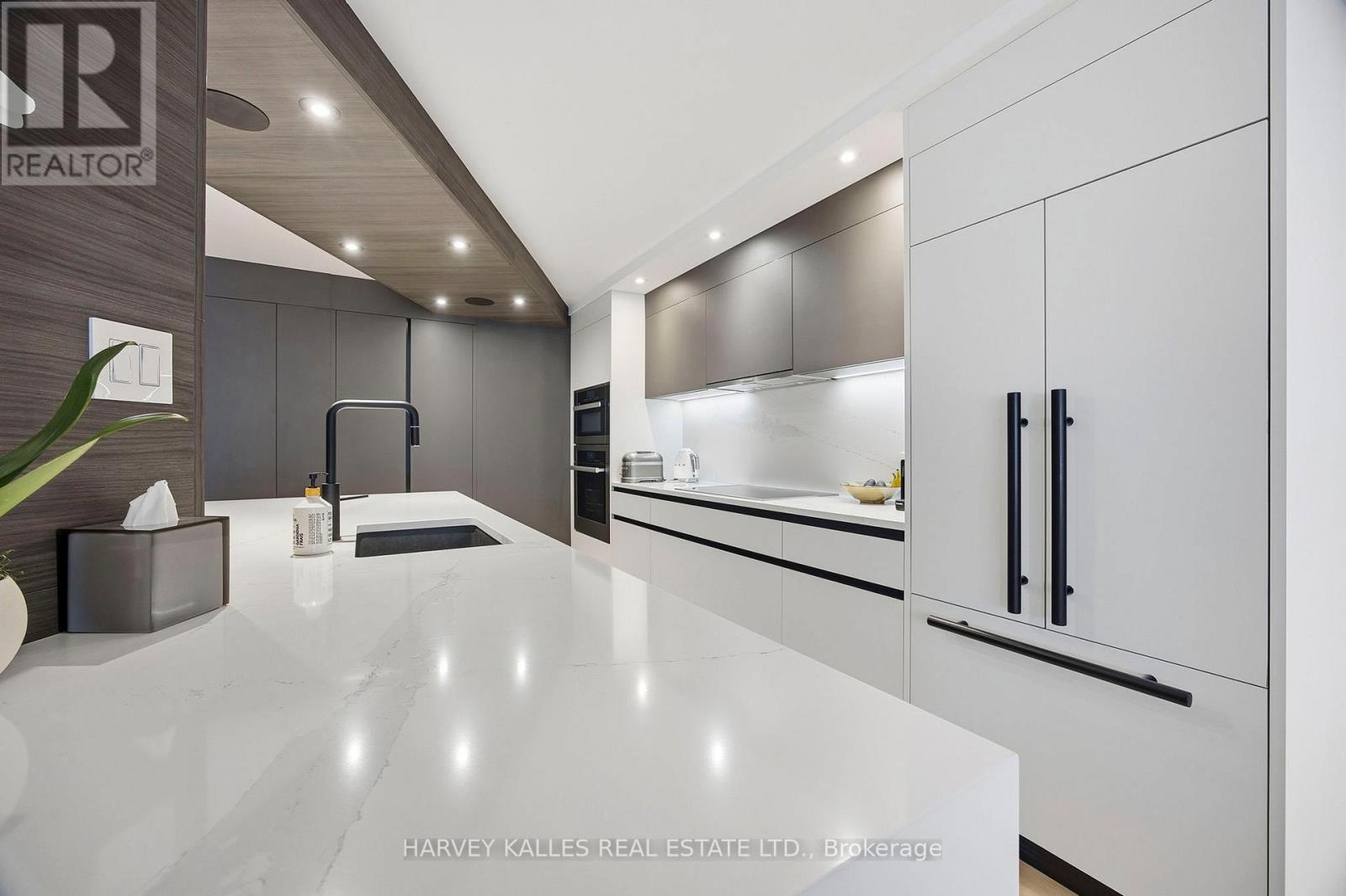 1004 - 15 Mcmurrich Street, Toronto, Ontario  M5R 3M6 - Photo 16 - C12746464