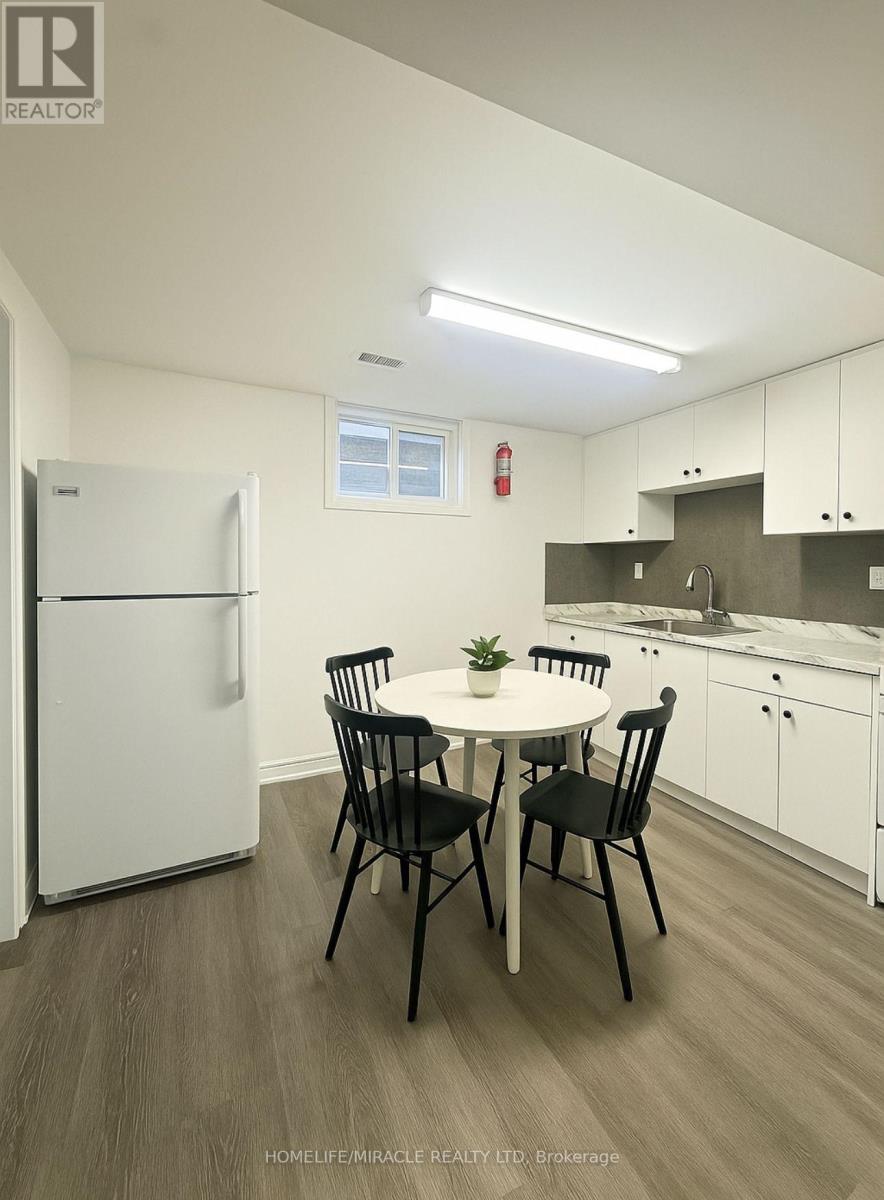 42 Dashwood Crescent, Toronto, Ontario  M9V 2N8 - Photo 3 - W12746666