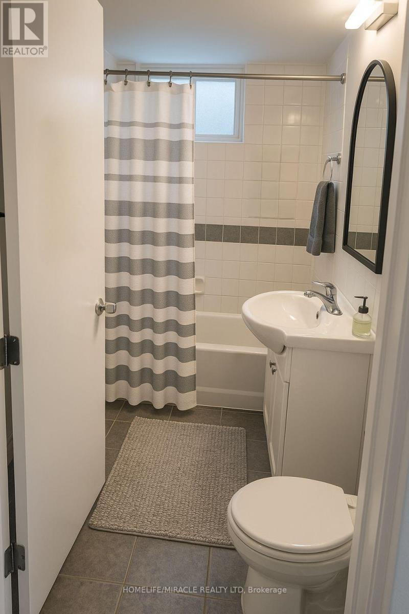 42 Dashwood Crescent, Toronto, Ontario  M9V 2N8 - Photo 5 - W12746666