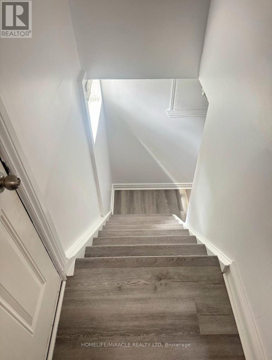 42 Dashwood Crescent, Toronto, Ontario  M9V 2N8 - Photo 7 - W12746666