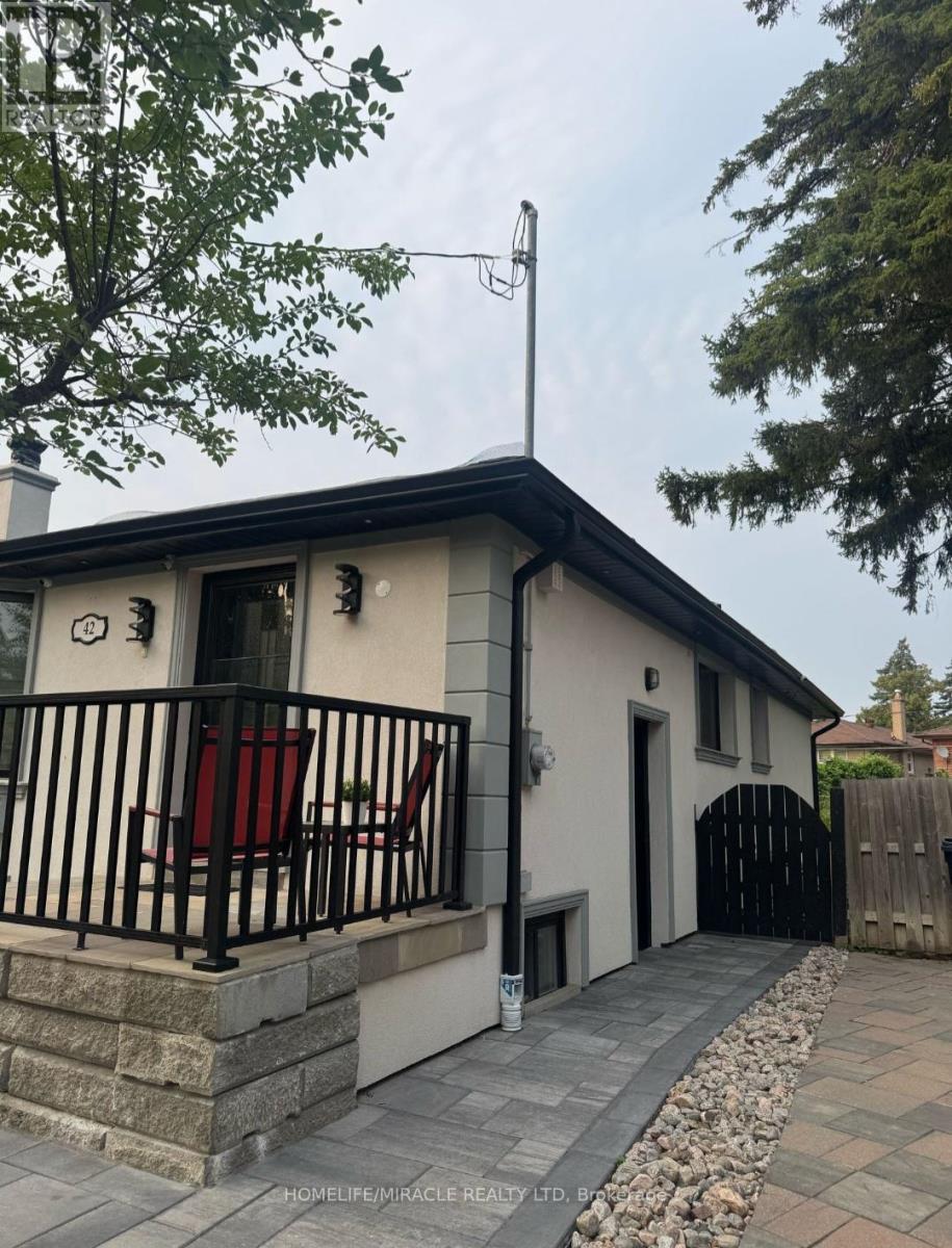 42 Dashwood Crescent, Toronto, Ontario  M9V 2N8 - Photo 8 - W12746666