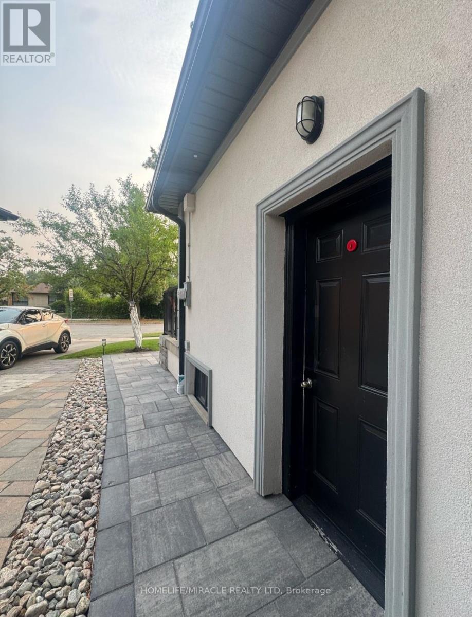 42 Dashwood Crescent, Toronto, Ontario  M9V 2N8 - Photo 9 - W12746666