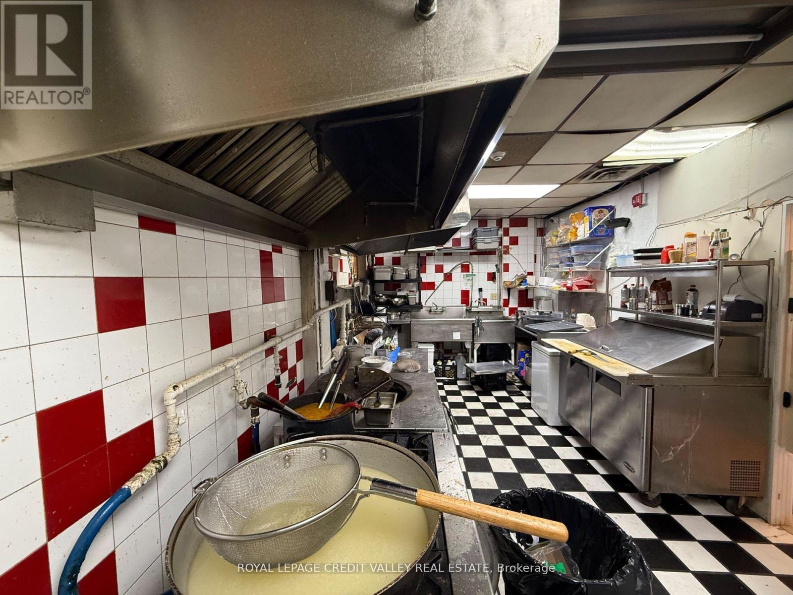 1443 Main Street E, Hamilton, Ontario  L8K 1C4 - Photo 5 - X12746658