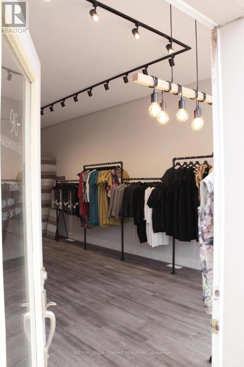 90 Lakeshore Road W, Oakville, Ontario  L6K 1E1 - Photo 5 - W12746546