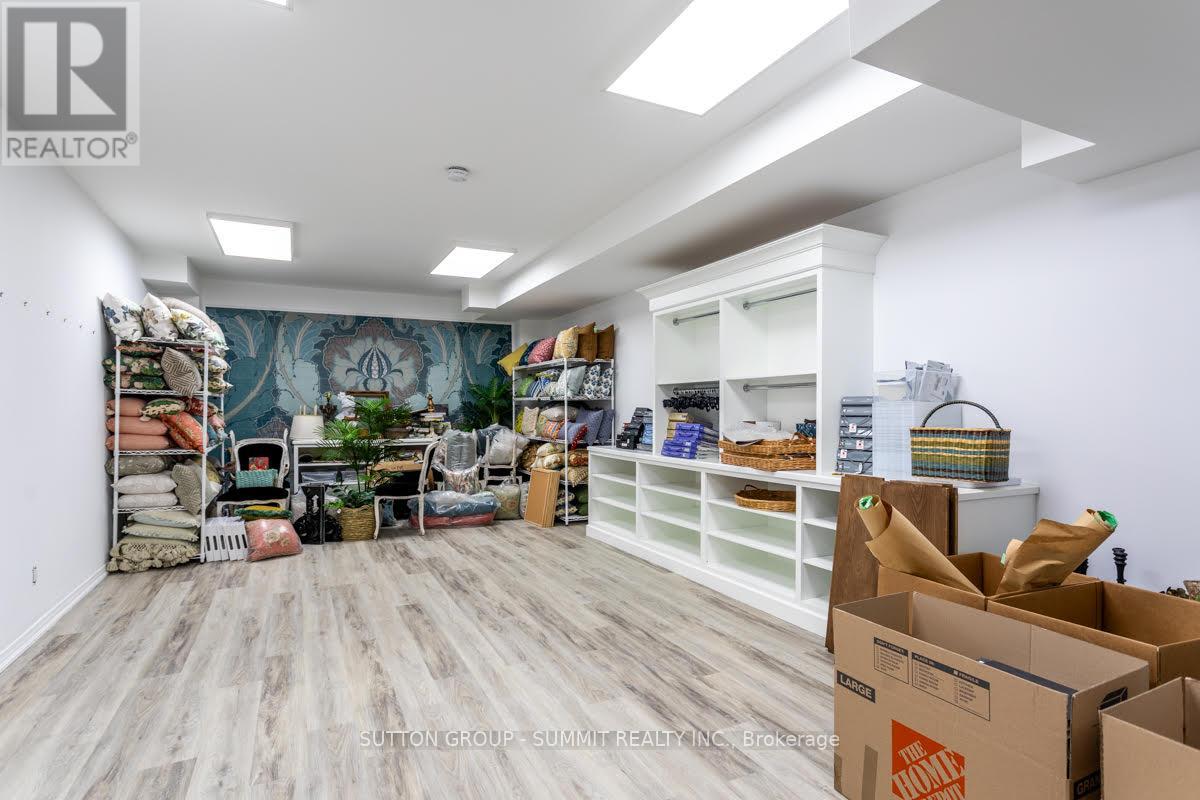 90 Lakeshore Road W, Oakville, Ontario  L6K 1E1 - Photo 9 - W12746546