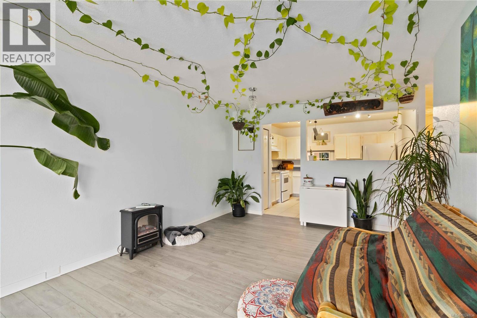 312 3252 Glasgow Ave, Saanich, British Columbia  V8X 1M2 - Photo 6 - 1024834