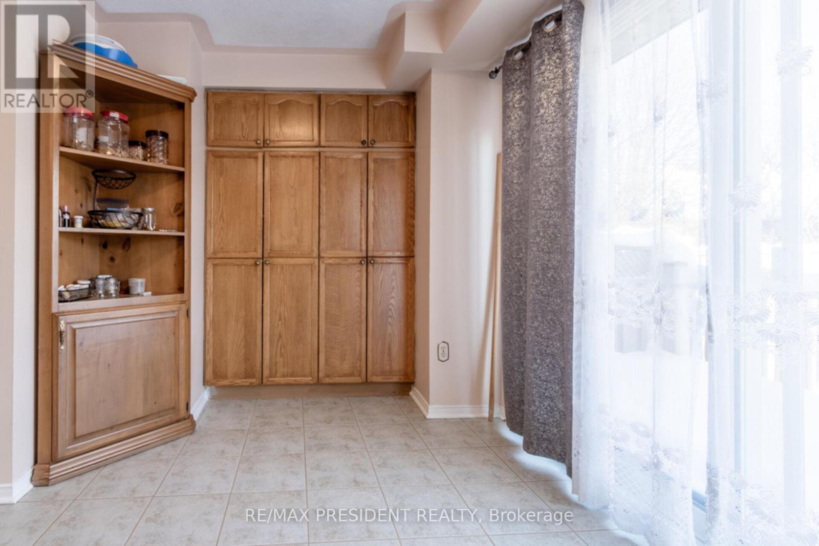 2957 Jackson Drive, Burlington, Ontario  L7M 4K6 - Photo 9 - W12746704