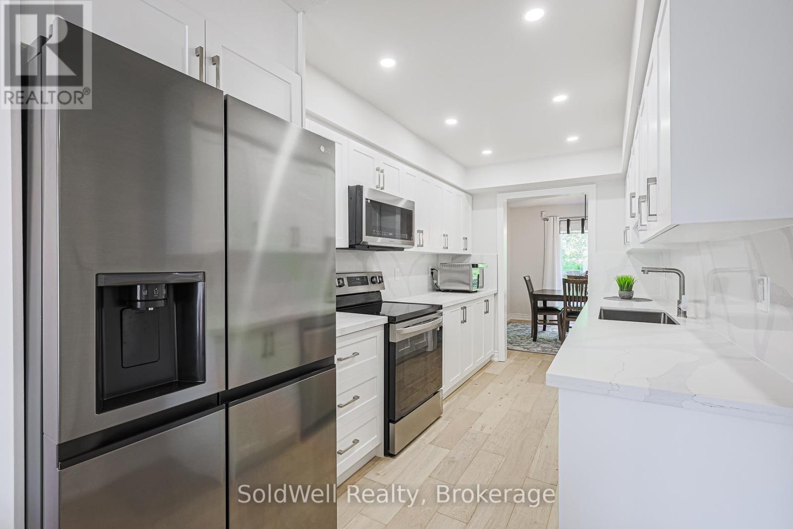 160 Charles Street, Vaughan, Ontario  L4J 3C7 - Photo 10 - N12746744