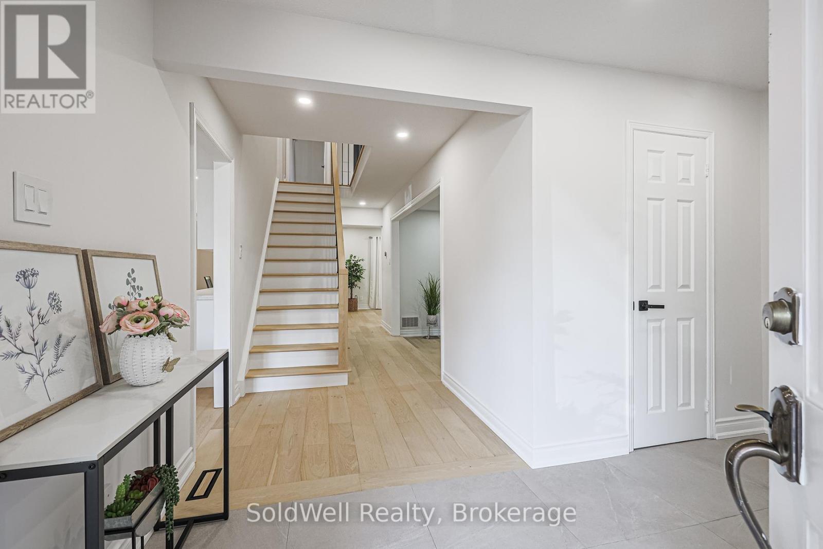 160 Charles Street, Vaughan, Ontario  L4J 3C7 - Photo 2 - N12746744