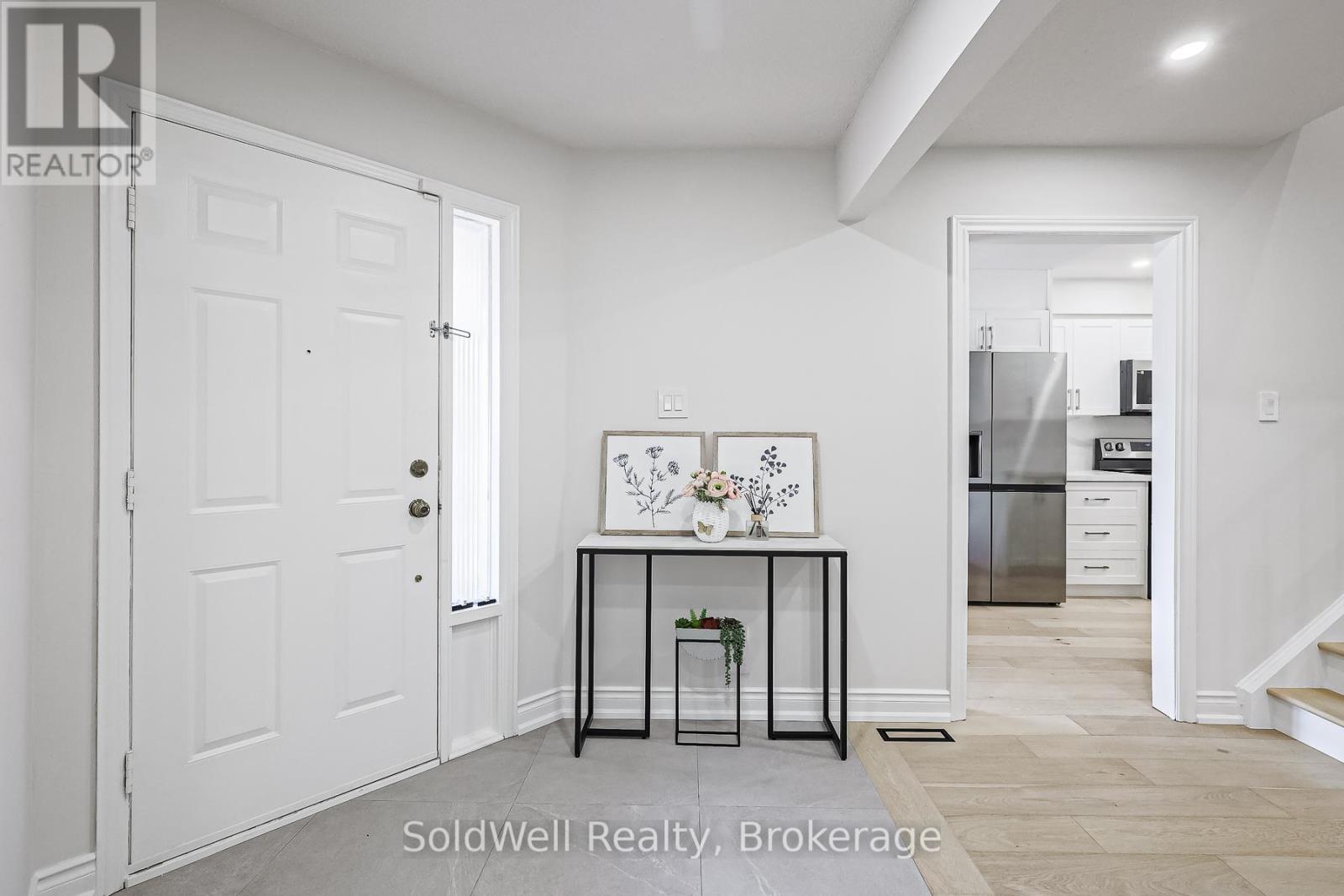 160 Charles Street, Vaughan, Ontario  L4J 3C7 - Photo 3 - N12746744