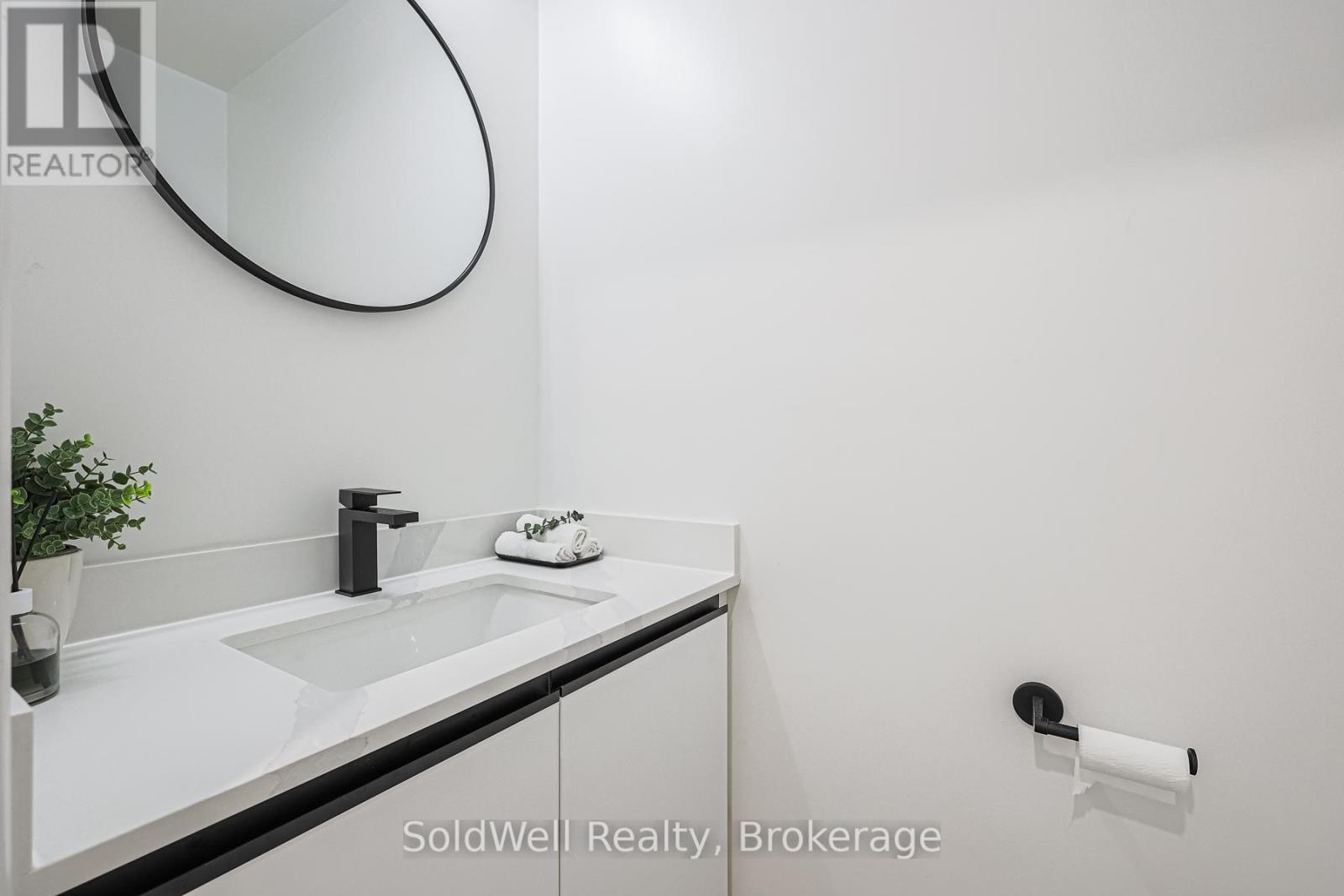 160 Charles Street, Vaughan, Ontario  L4J 3C7 - Photo 4 - N12746744