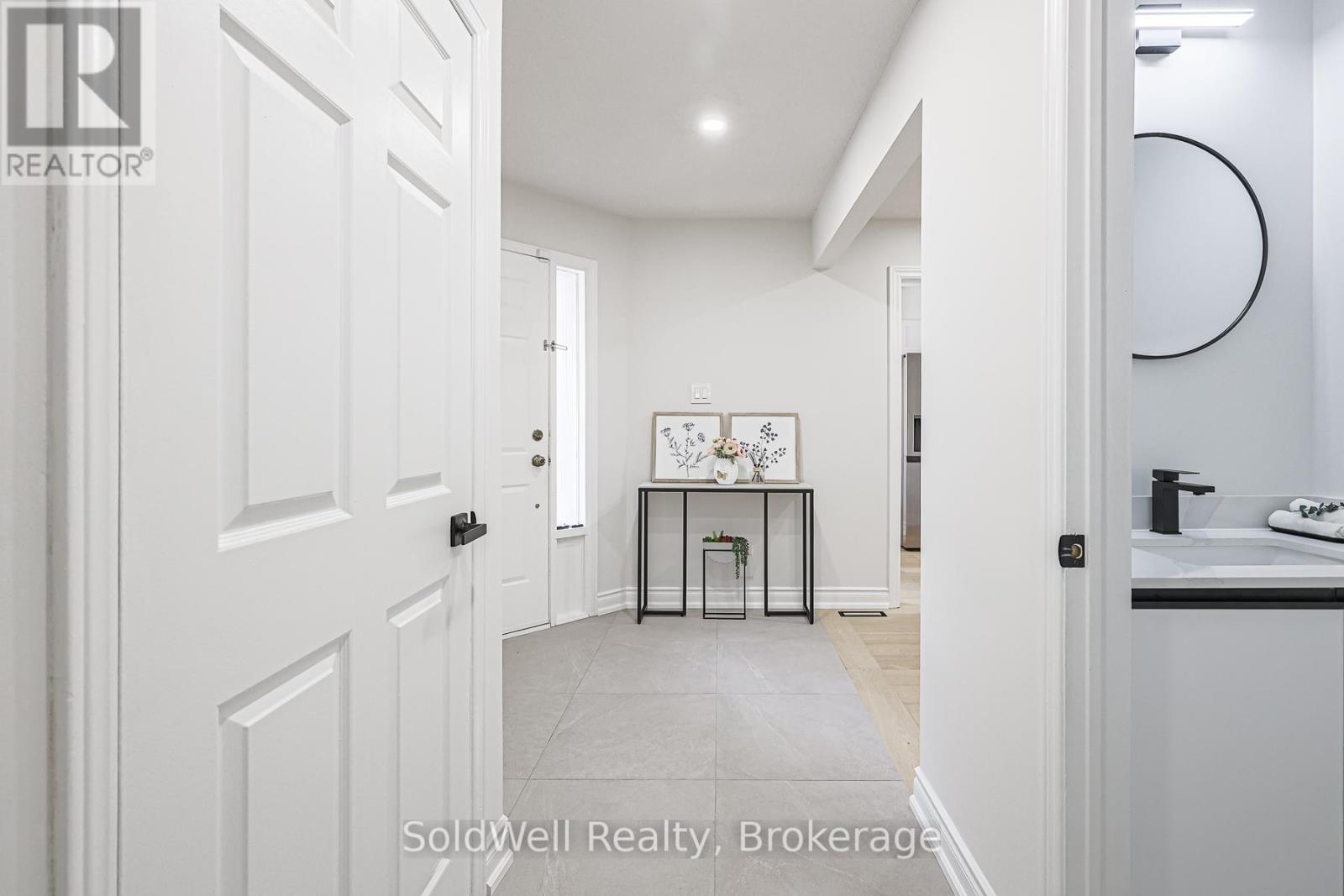 160 Charles Street, Vaughan, Ontario  L4J 3C7 - Photo 5 - N12746744