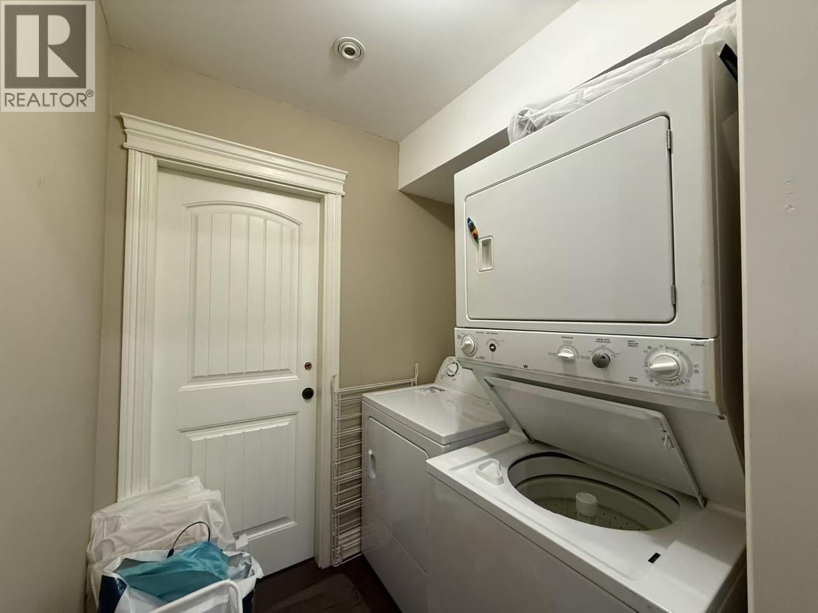 Basement Suite 4750 Highlawn Drive, Burnaby, British Columbia  V5C 3T1 - Photo 3 - R3085046