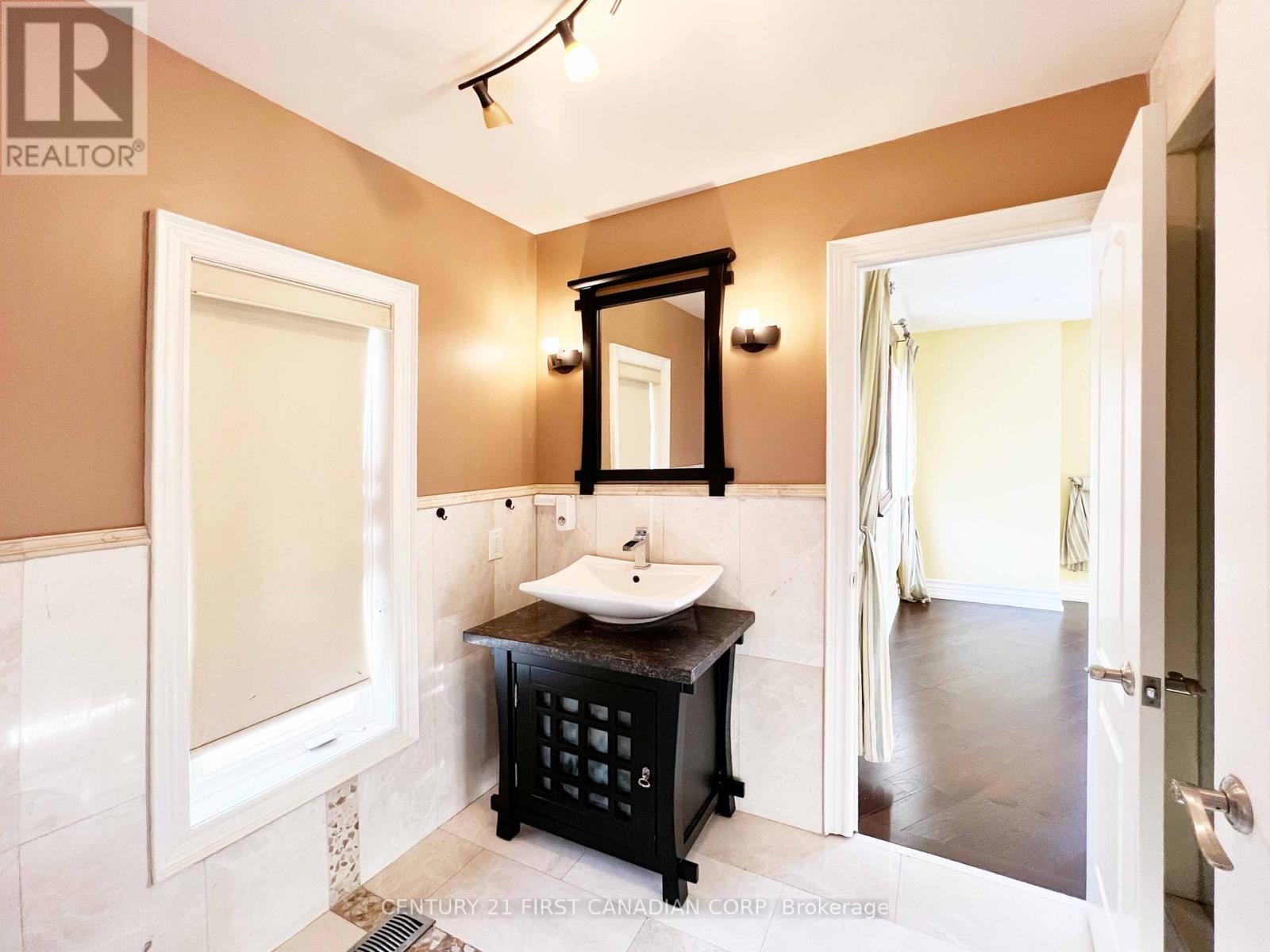 68 Chantilly Crescent, Richmond Hill, Ontario  L4C 0K1 - Photo 20 - N12746796