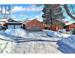 30 MOFFAT CRESCENT E, Aurora, Ontario