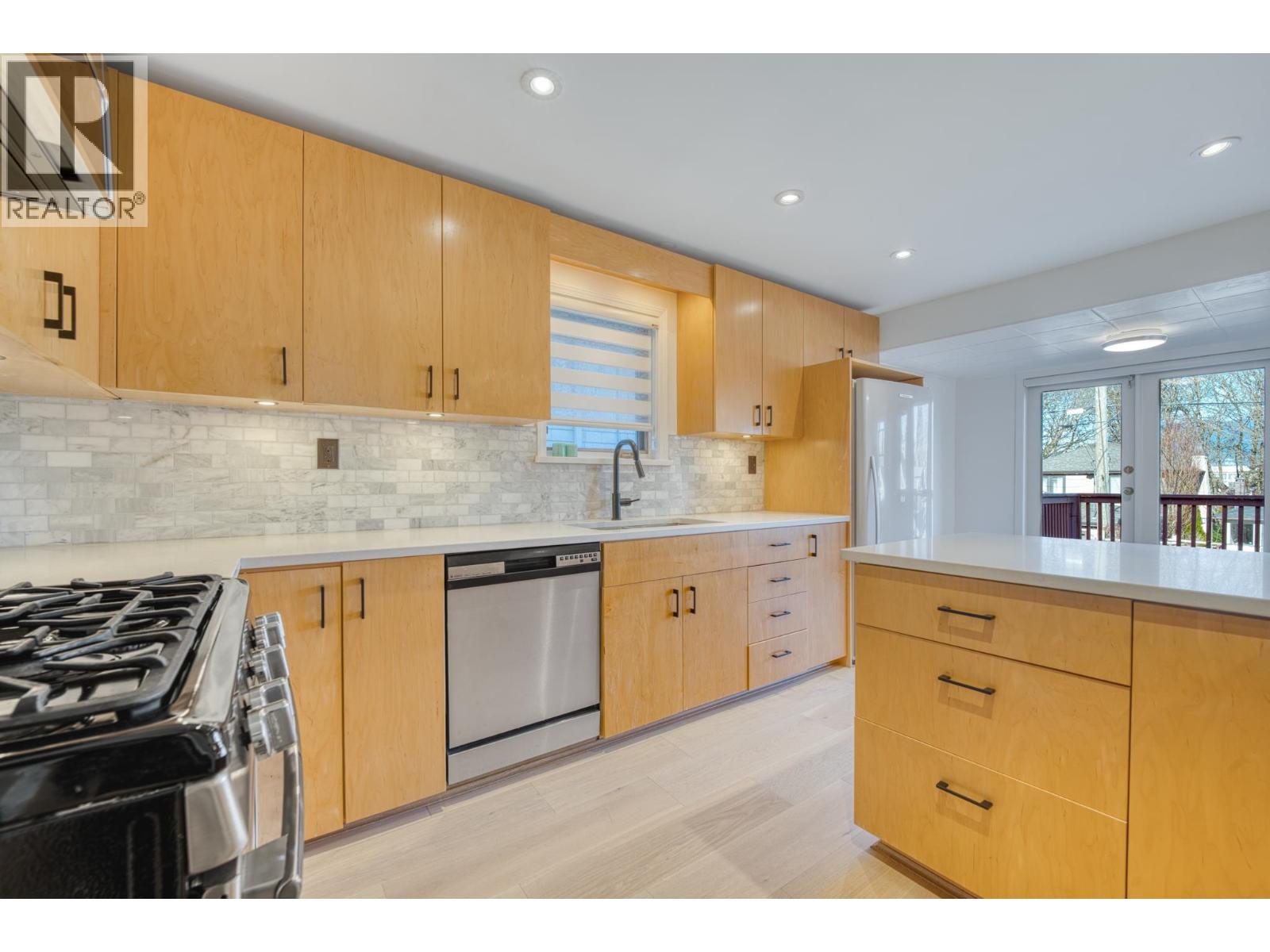 Listing Picture 3 of 32 : 4377 W 12TH AVENUE, Vancouver / 溫哥華 - 魯藝地產 Yvonne Lu Group - MLS Medallion Club Member