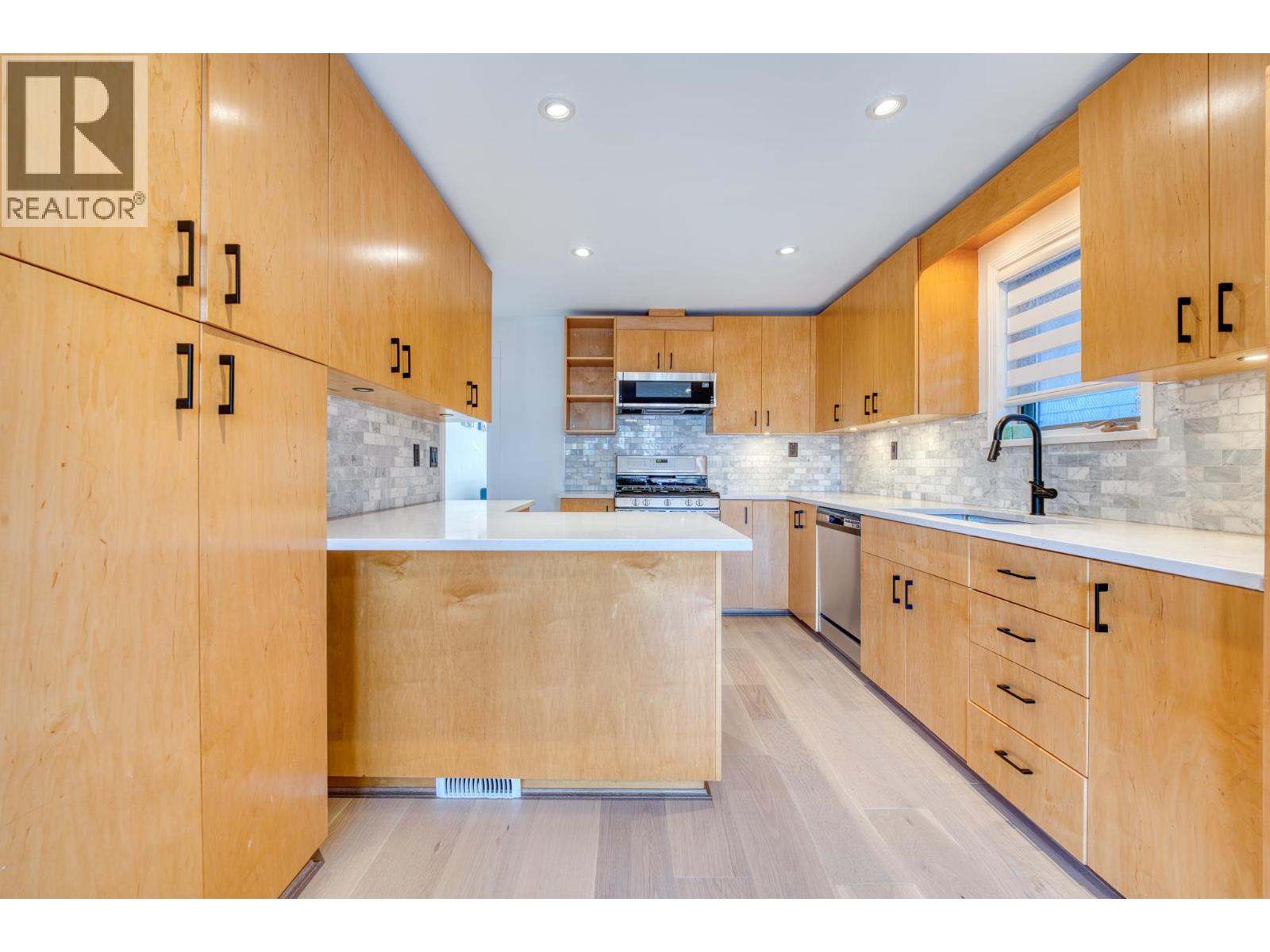 Listing Picture 6 of 32 : 4377 W 12TH AVENUE, Vancouver / 溫哥華 - 魯藝地產 Yvonne Lu Group - MLS Medallion Club Member