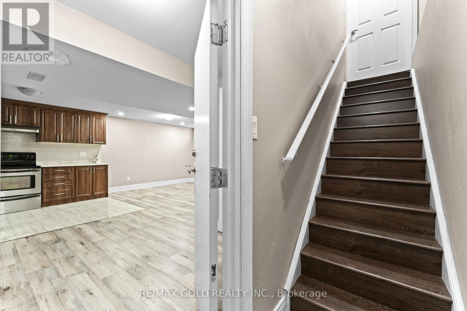 16 Cloverhaven Road, Brampton, Ontario  L6P 4E4 - Photo 2 - W12746854