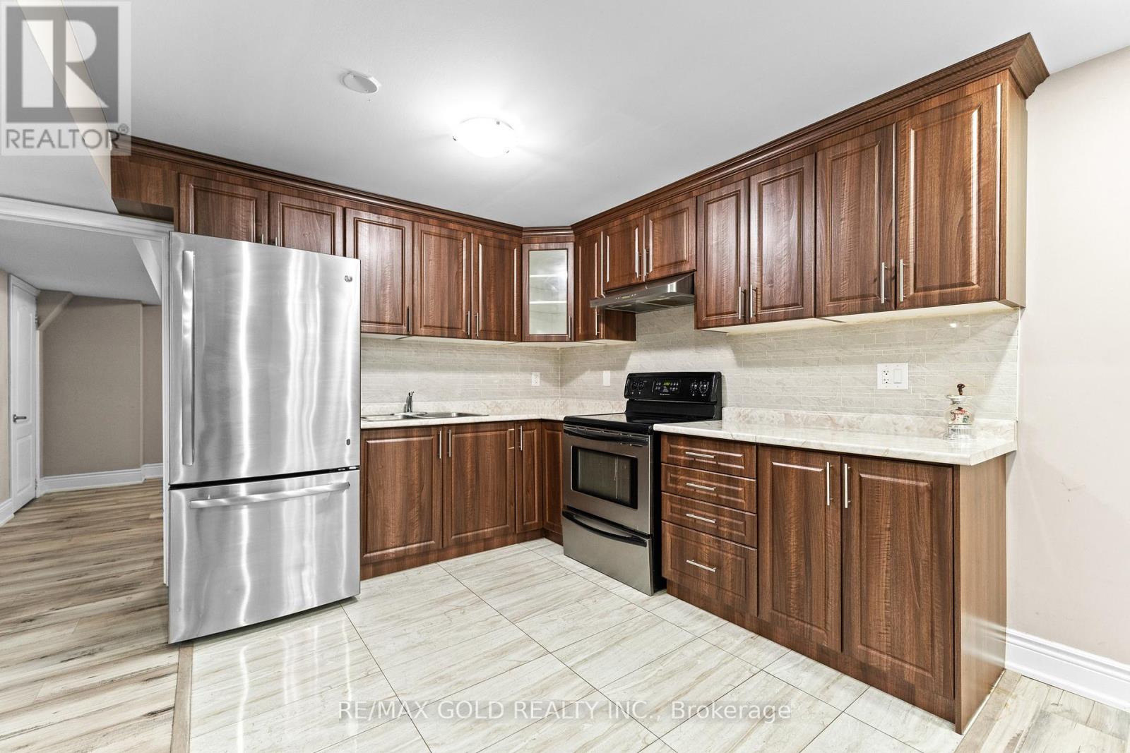 16 Cloverhaven Road, Brampton, Ontario  L6P 4E4 - Photo 4 - W12746854