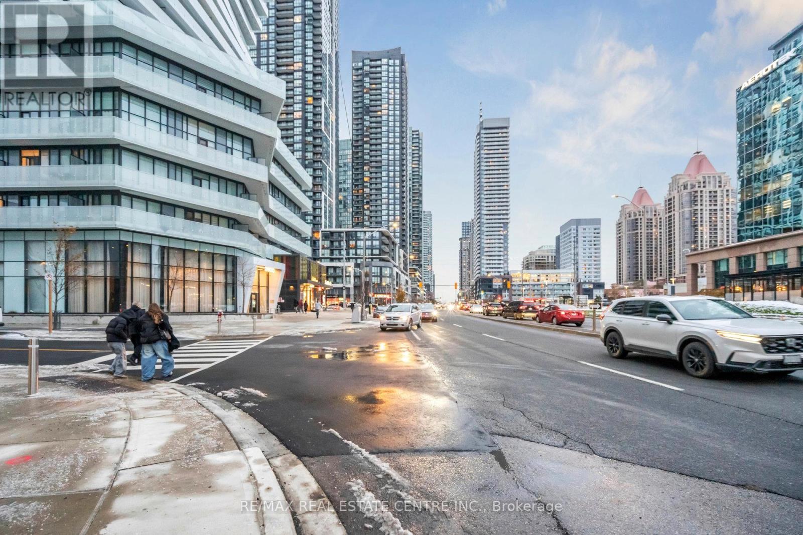 6004 - 3900 Confederation Parkway, Mississauga, Ontario  L5B 0M3 - Photo 2 - W12746876