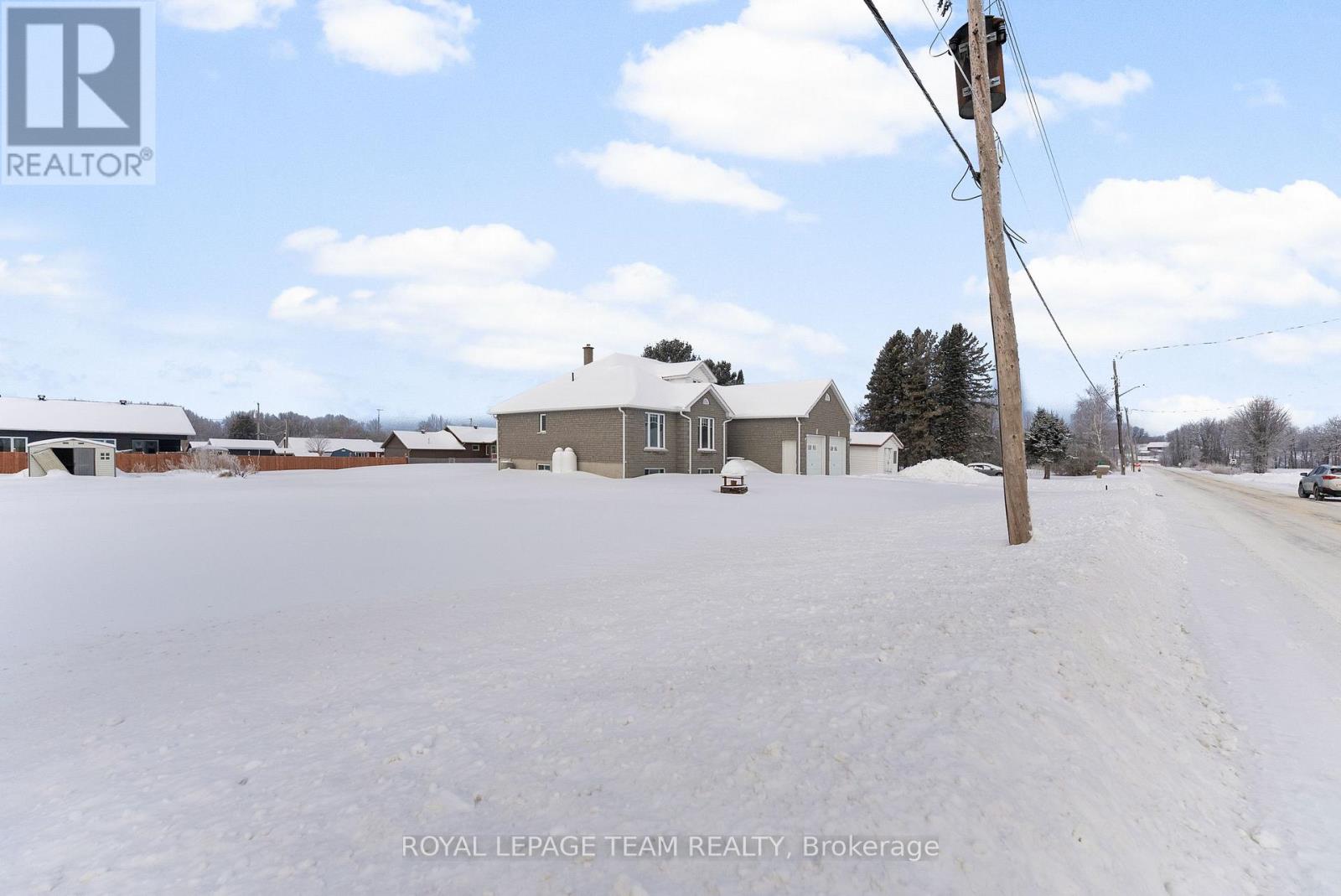 37 Rapid Road, Whitewater Region, Ontario  K0J 2L0 - Photo 4 - X12389658