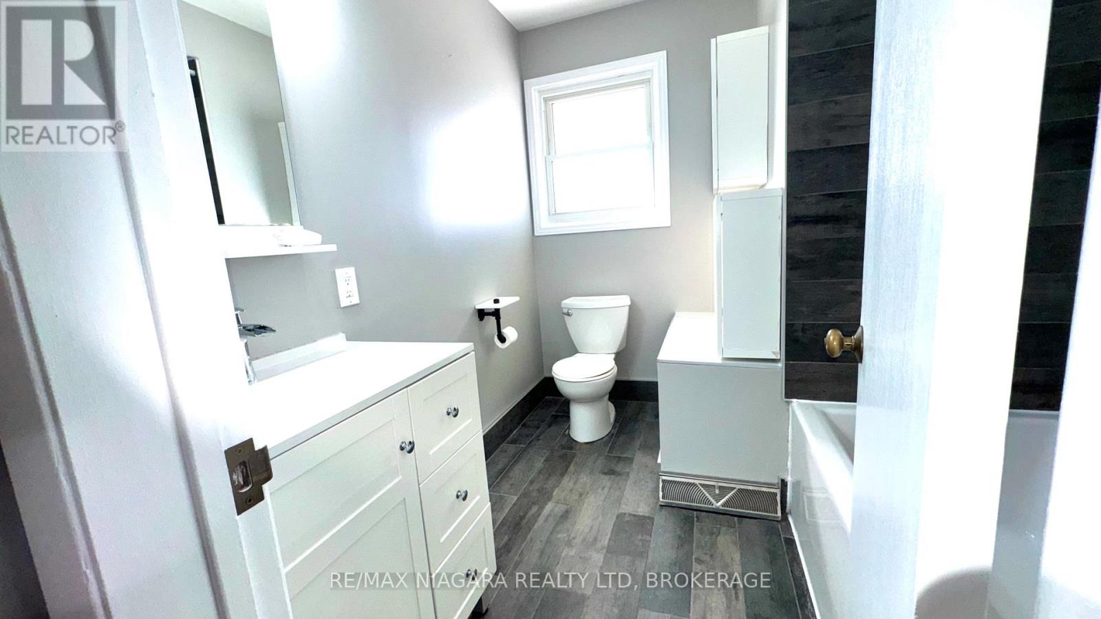 Main Floor - 5 St. Charles Drive, Thorold, Ontario  L2V 2W3 - Photo 10 - X12744534