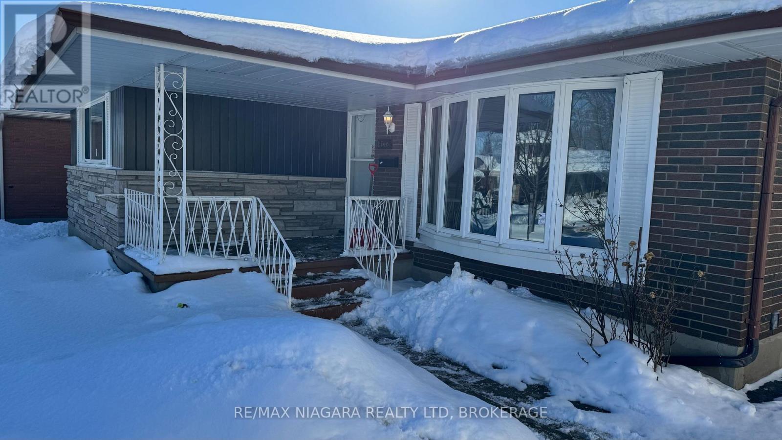 Main Floor - 5 St. Charles Drive, Thorold, Ontario  L2V 2W3 - Photo 3 - X12744534