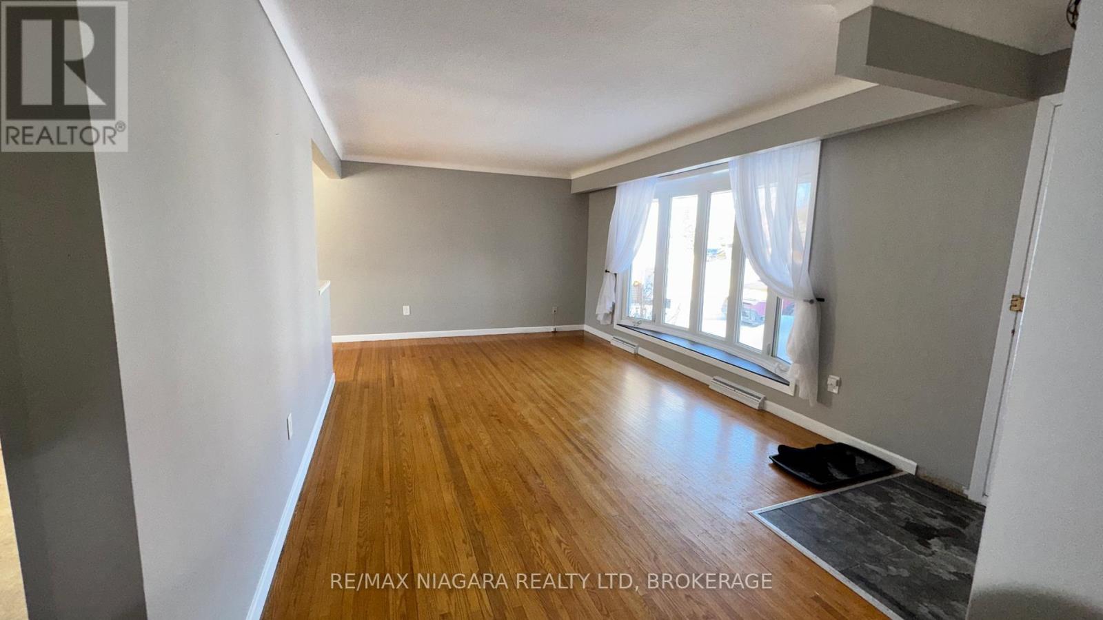 Main Floor - 5 St. Charles Drive, Thorold, Ontario  L2V 2W3 - Photo 15 - X12744534