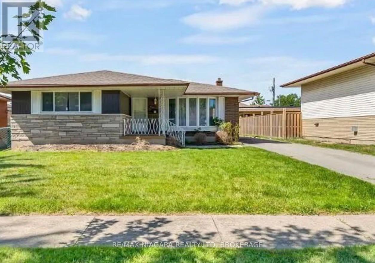 Main Floor - 5 St. Charles Drive, Thorold, Ontario  L2V 2W3 - Photo 2 - X12744534