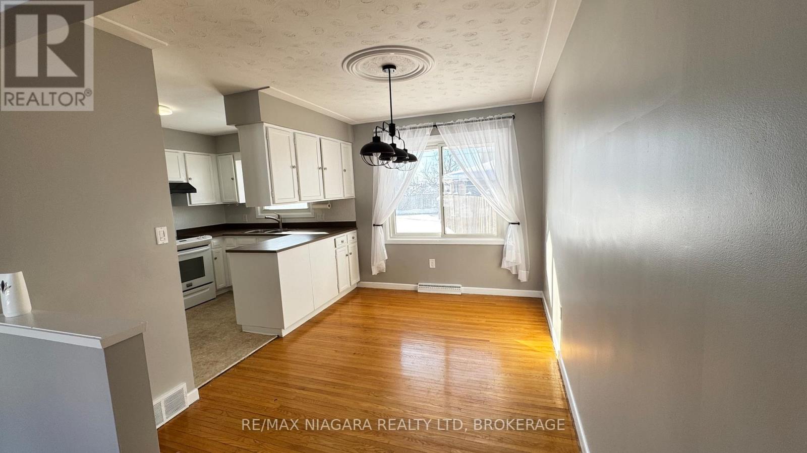 Main Floor - 5 St. Charles Drive, Thorold, Ontario  L2V 2W3 - Photo 7 - X12744534