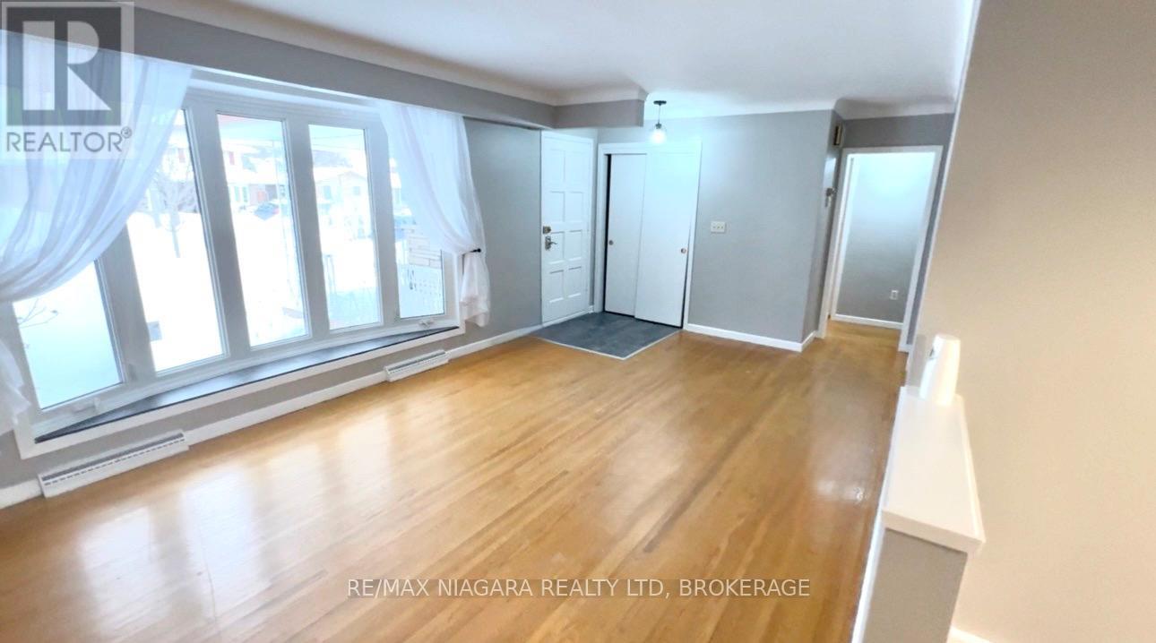 Main Floor - 5 St. Charles Drive, Thorold, Ontario  L2V 2W3 - Photo 4 - X12744534