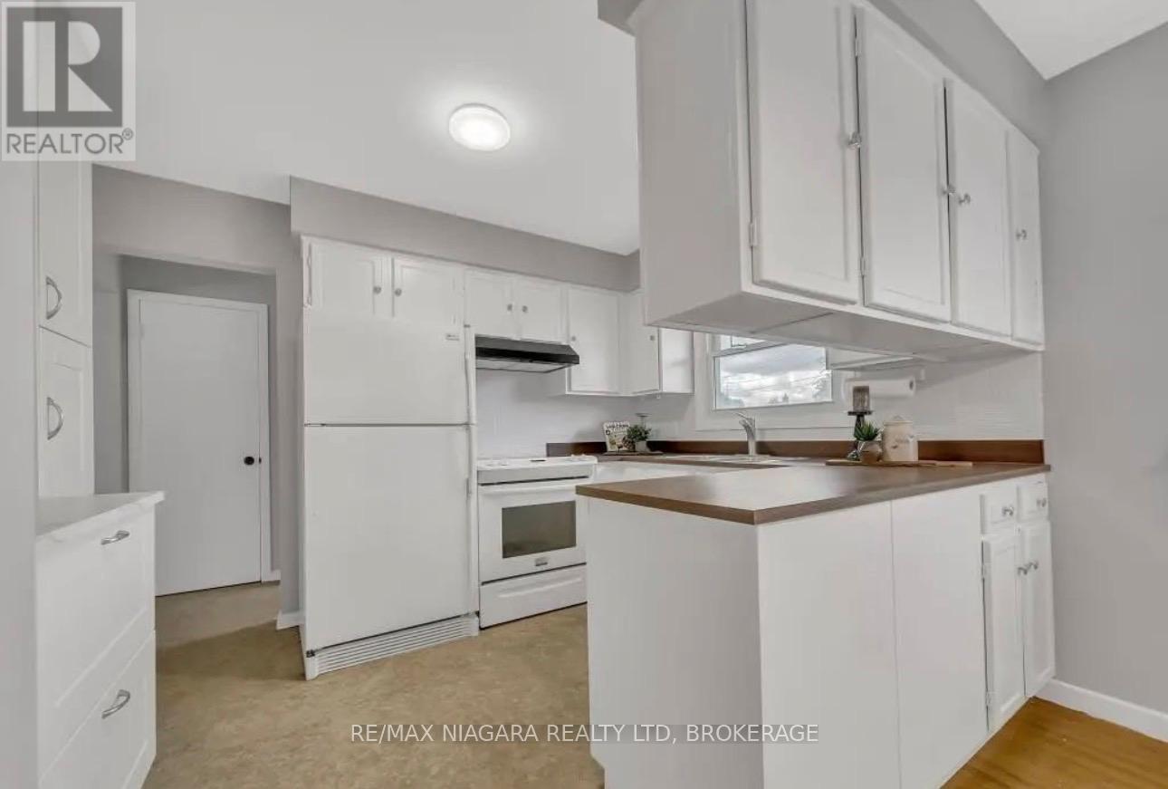 Main Floor - 5 St. Charles Drive, Thorold, Ontario  L2V 2W3 - Photo 5 - X12744534