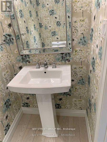 615 Summer Park Crescent, Mississauga, Ontario  L5B 4E8 - Photo 5 - W12746890